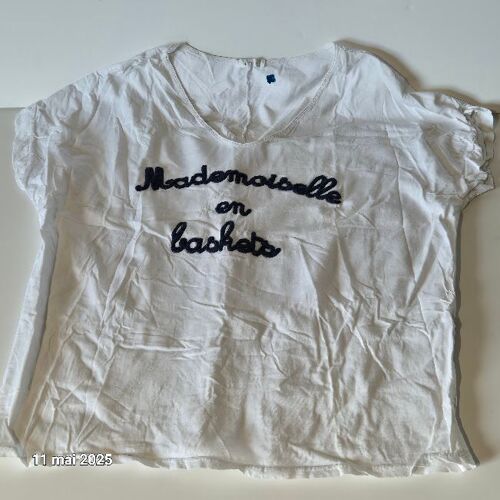 T-Shirt "Mademoiselle En Baskets" Floqué Bleu Sur Fond Blanc