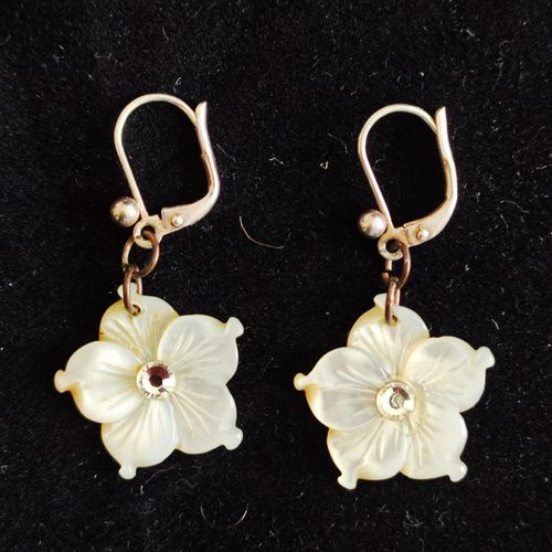 Boucles D'Oreilles Fleur En Nacre Véritable