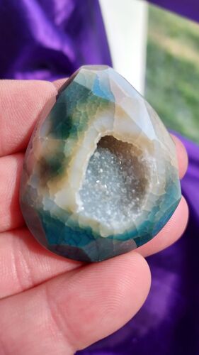 Géode D'Agate Teintée Bleu Avec Facettes Veines De Dragon Et Cristal 37 Grammes 5.4 X 4.2 Cm Lot 318
