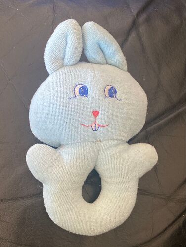 Doudou peluche lapin bleu hochet nez et bouche rouge 16cm
