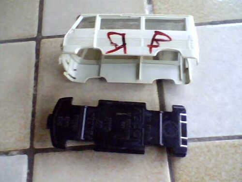 Peugeot J7 Car N° 25 , Fourgon Vitré - 3 pièces Miniature Norev Années 70 - 1/43ème - Coque Et Sous Coque Vitrée et Châssis