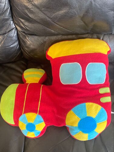 Peluche coussin train rouge jaune bleu et vert 33*40cm
