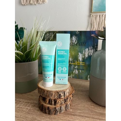 Hydra Végétal Yves Rocher, Un Lot ;, Gel Frais Défatigant  Pour Les Yeux 15 Ml  Et Un Masque 30 Ml. 
