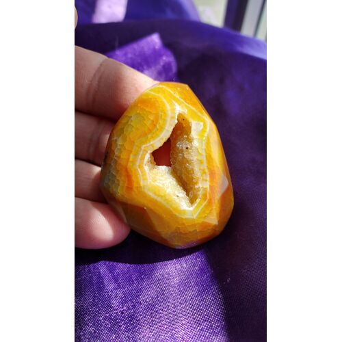 Géode Agate Teintée Jaune Avec Cristal, Facettes Et Veines De Dragon, Une Des Plus Belles De Ma Collection Longueur 6 Cm Largeur 4.4 Cm Lot 323