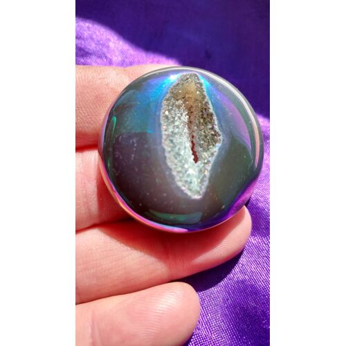 Géode Titane Agate Teintée Bleu Vert Violet Reflets Métalisés. Ronde. 4 Cm. Dos Plat. Une Des Plus Belles De Ma Collectuion, Superbe Formation De Cristal. Lot 351