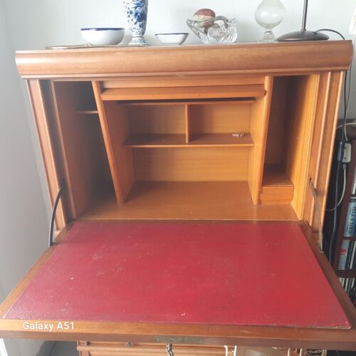 Paire de bibliothèque MD avec vitrines et secrétaire en bois clair très bon état, intérieur tapissé rouge d'origine et éclairages sur les côtés des vitrines.