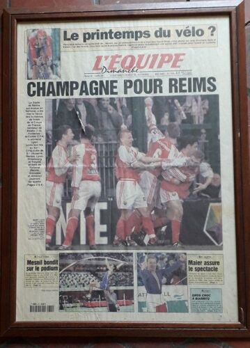 "Champagne Pour Reims" (Football / Coupe De France 2001 - Stade De Reims-Bastia -1/4 De Finale) / Une De L Equipe Montée Sur Cadre