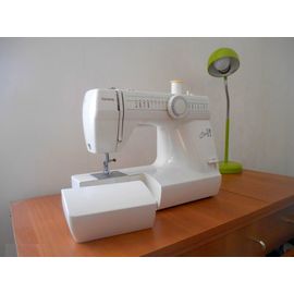 TOYOTA MACHINE A COUDRE ELECTRIC A PEDALE VARIATEUR DE VITESSE 21 POINTS VARIES AUTOMATIC BOUTONNIERE SOLIDE PRATIC VOYAGE BRAS LIBRE PETITS TRAVAUX CONFECTION ENFANT UTILE COUTURIERE DEBUTANT OU PAS