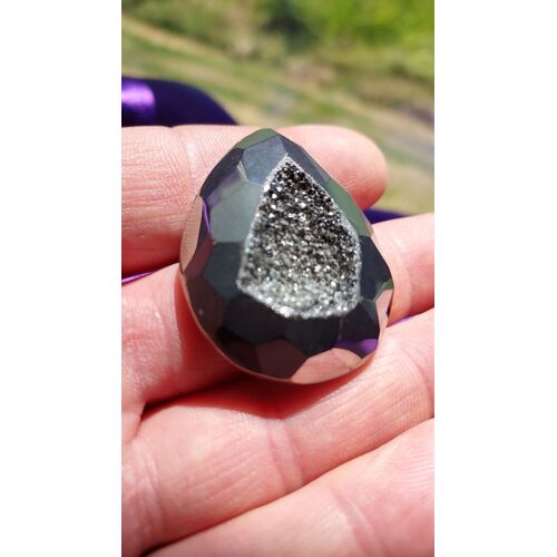 Géode Titane Agate Couleur Argent À Facettes En Forme De Larme Et Avec Magnifique Formation De Cristal. Une Des Plus Belles De Ma Collection. Longueur 4.4 Cm Largeur 3.4 Cm Lot 358