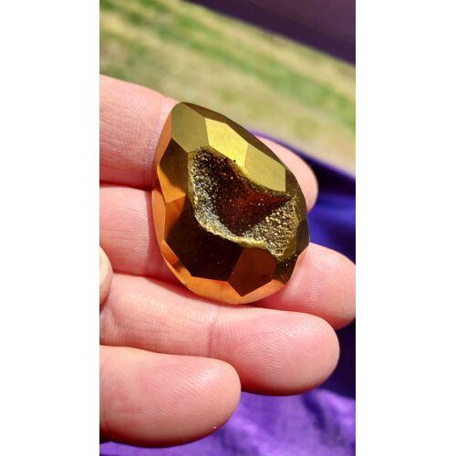 Géode Titane Agate Teintée Or Métalisé. En Forme De Larme Avec Facettes Et Magnifique Formation De Cristal. Une Des Plus Belles De Ma Collection. Longueur 4.6 Cm Largeur 3.2 Cm. Lot 362