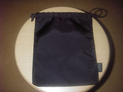 Pochette à cordon entièrement doublée OGLO, coloris noir, cordon de serrage sur le haut, matière déperlante extérieure et doublure intérieure 100% polyester, profondeur 23 cm, largeur 18 cm.