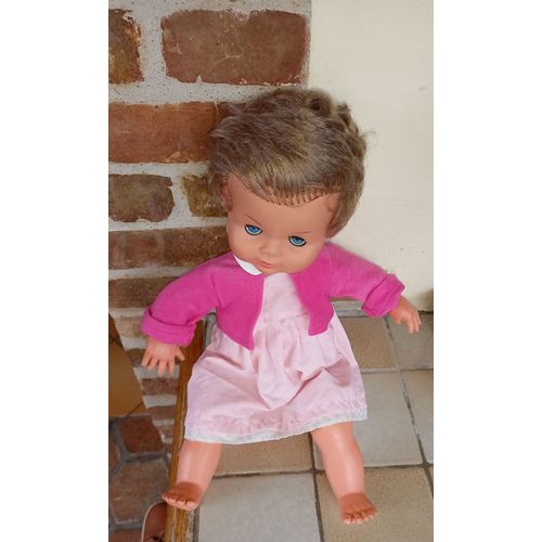 Poupee bella vintage 39cm env. - Yeux dormeur bleus - Corps semi rigide  vêtue d un ensemble robe gilet rose - Années 70