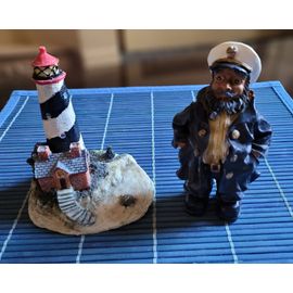 Statue marin capitaine 12 cm avec un phare en résine.