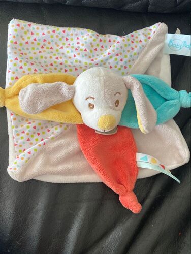 Baby'Nat Collection Diablotin le chien doudou plat gris jaune rouge bleu 20*20cm