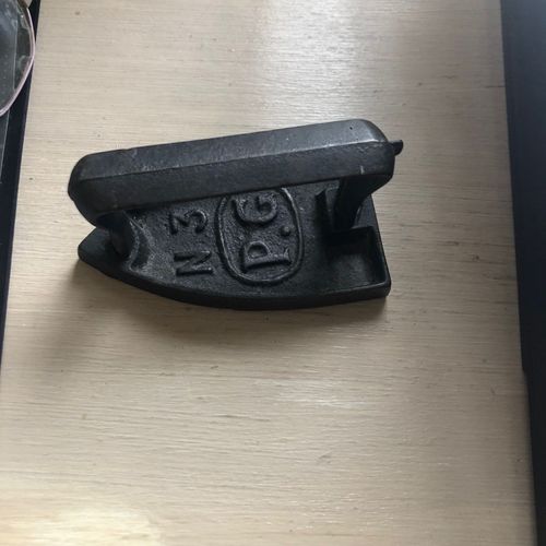 Petit fer à repasser ancien -  P.G - N°3 - longueur 9 cm