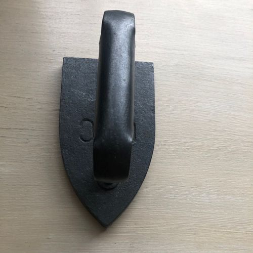 Fer à repasser ancien "GFC - 4 - noir - longueur 16 cm environ