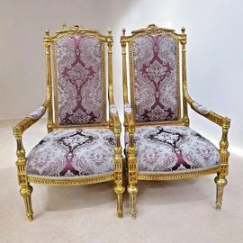 Une Paire De Fauteuils Style Louis Xv Rose & Doré Avec Motif En Bois D'Hêtre