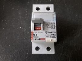 Interrupteur différentiel dx lexic à vis - 2p - 230 v  - 40 a - type ac - 30 ma - départ bas legrand 08629