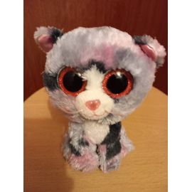 Peluche chat assis TY, coloris gis, blanc, rose, mauve, yeux grosses perles roses à paillette et noir, museau perle petit coeur collée, moustache fils roses, bas museau brodé, hauteur 15 cm.