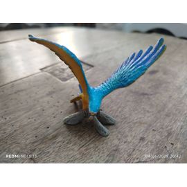 Figurine oiseau perroquet ara bleu et jaune de chez SCHLEICH - référence D - 73527 / 12 / Am limes 69 . Dimension 70 mm de haut , 80 mm de long , 85 mm de large