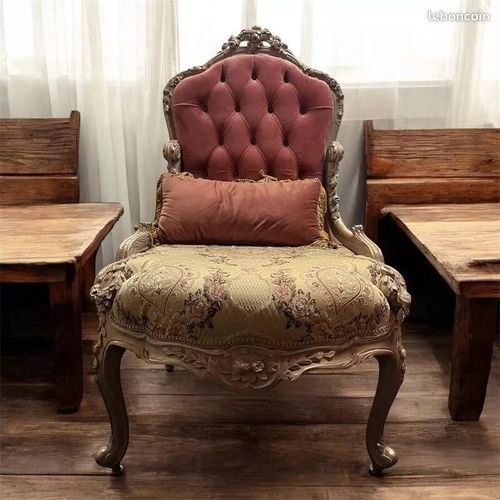 Une Paire De Fauteuils Louis Xv En Bois D'Hêtre Rose Capitonné Avec Motifs