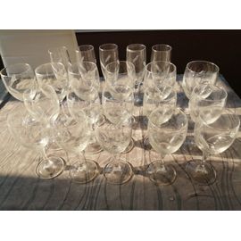 Lot De Verres Gravés Cristal. 5 Coupes De Champagne, 6 Verres À Vin Rouge, 12 Verres À Vin Blanc