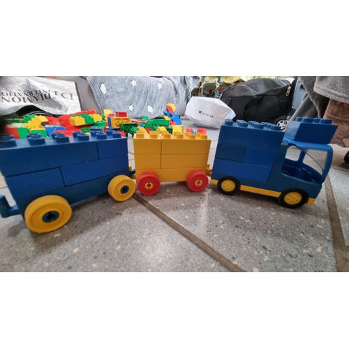 Camion duplo et deux remorques