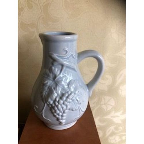 Pot en faïence grise représentant une grappe de raisin sur un sarment