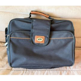 Grand sac bandoulière Delsey Marque -DESLEY- couleur Noir fermetures éclair- Dimensions= 40xc30x15 cm  3 grandes poches à fermetures éclair- Sangle pour le porte en bandoulière- Poignée en cuir-