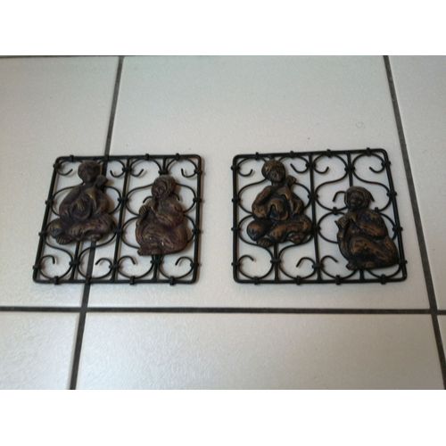 Paire de petit cadre décoratif en fer forgé avec statuettes dessus