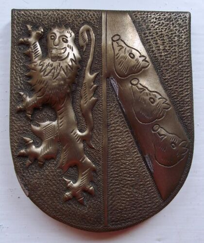 Blason En Cuivre Lion Héraldique Et Têtes De Sangliers. Hauteur 9.5cm Largeur 8cm.