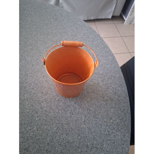 cache pot rond forme sceau orange en métal