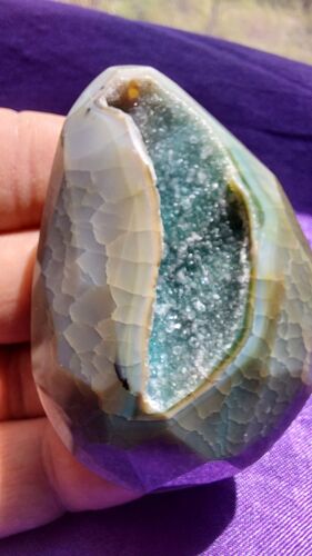 Géode Agate Pendentif Teinté Bleu Vert Longueur 6.8 Cm Largeur 4.7 Cm.À Facettes Sur Toute Sa Surface. Magnifique Cristal. Une Des Plus Belles De Ma Collection. Lot 488