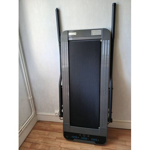Tapis De Course, Accélère Et Ralentit À L’Aide D'Une Petite Télécommande, Pour L'Entretien Du Tapis, Il Y À Une Petite Bouteille De Lubrifiant. Pour Plus D'Informations Me Contacter.