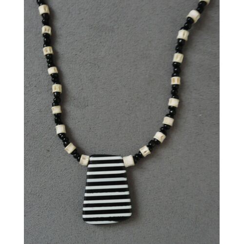 Collier Noir Et Blanc. Vertebres De Poisson. 48,5 Cm
