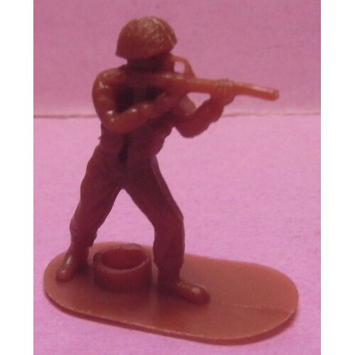 Figurine Soldat / Militaire - 2 Éme Guerre Mondiale - Tireur Debout - Plastique Monochrome Marron Foncé Avec Plot De Centrage - 80/ 90's - 47 Mm