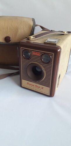 KODAK BOX BROWNIE FLASH IV caméra crème et marron rare