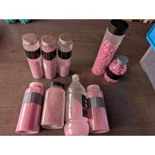 Différent contenant de sable couleur rose