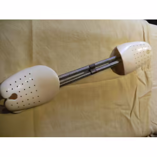 4 Paires Embauchoirs Pour Souliers - Bon Etat Materiel Propre Et Bon Etat Tres Correct General -- 4 Paires - ( Blanc- Rouge - Marron - Bordeaux ) : Les Blancs Sur La Partie Du Plat Au Bout A L'endroi