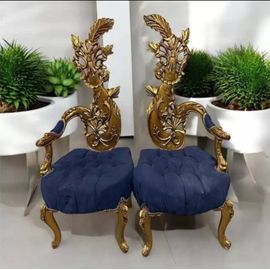 Paire De Fauteuils Louis Xv Sculptés En Bois D'hêtre Et Daim Bleu, Motifs À Fleurs