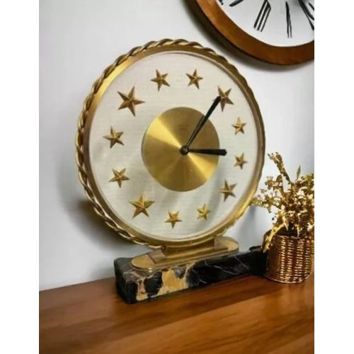 Une horloge ancienne en bronze doré avec marbre noir & beige, élégant