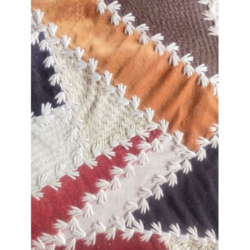 Cadre ancien avec tissu ancien brodé