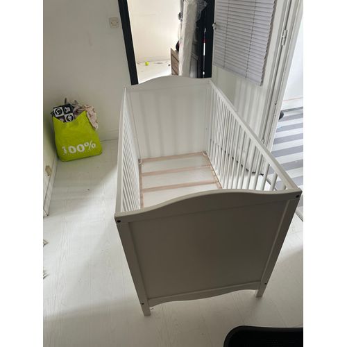 Lit à barreaux pour bébé neuf avec son matelas neuf