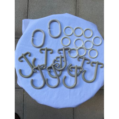 Lot de crochets pour rideaux de douche en plastique.