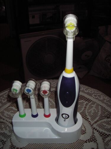 Brosse à dents électrique Technoline modèle GT 02, support brosse à dent + 3 têtes en PVC coloris blanc, fonctionne avec 2 piles LR6 - AA 1,5 V ( non fournies ), notice jointe.