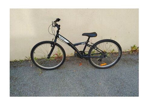 Velo Original Btwin 24 " Pouces Vtt Tout Terrain Bicyclette Noire Pour Jeune Cycliste Jeu D Equilibre Balades Confort Sportif Modèle Qualité Activité Plein Air Équipement Agréable Solide Securité