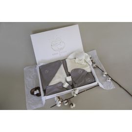 Le Coffret "Le Confort" Gris Violine De Bébé Coton Contient 14 Pièces En Coton Bio, En Gris Ou Écru, Pour Envelopper Bébé De Douceur Dès La Naissance. Idéal Pour Allier Confort, Style Et Tendresse.