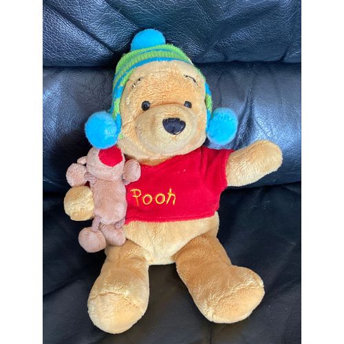 PELUCHE WINNIE L'OURSON DISNEY STORE BONNET ÉCHARPE HIVER 30 CM