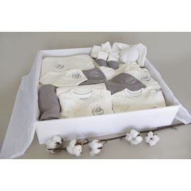 Le Coffret Premium Bébé Coton, Notre Offre La Plus Complète, Réunit 29 Pièces En Coton Bio : Vêtements, Couvertures, Doudous Et Accessoires Essentiels, Pensés Pour Répondre Aux Besoins En Maternité.