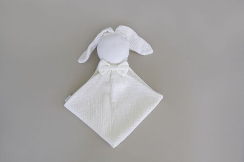 Doudou lapin écru clair 40×40 cm en gaze de coton bio, doux et léger. Tête en peluche cousue, parfait pour les câlins dès la naissance. Existe aussi en gris violine et écru foncé.